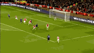 随后范佩西终于把握住机会打进扳平的一球,不过说实在阿森纳的后防