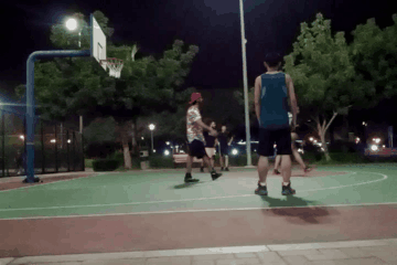 被连续单打了两球,小红帽不服气来换防我,一般这种情况,面对不服气的