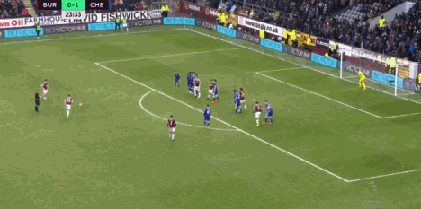 gif:伯恩利扳平!布雷迪任意球直挂死角