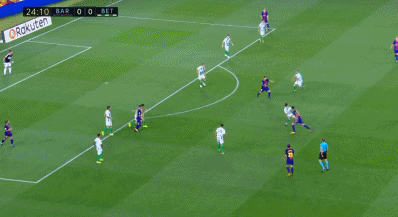 第35分钟,梅西再次主罚巴萨前场任意球机会,绕过人墙之后击中右侧立柱