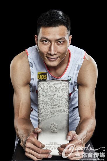 图集:易建联cba最佳防守球员写真 阿联炫酷亮相手指奖杯爱不释手