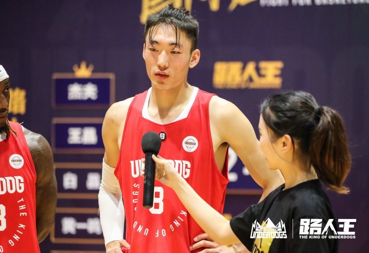 姓名:白晶 身高:194cm 体重:82kg 年龄:20岁 国家一级篮球运动员