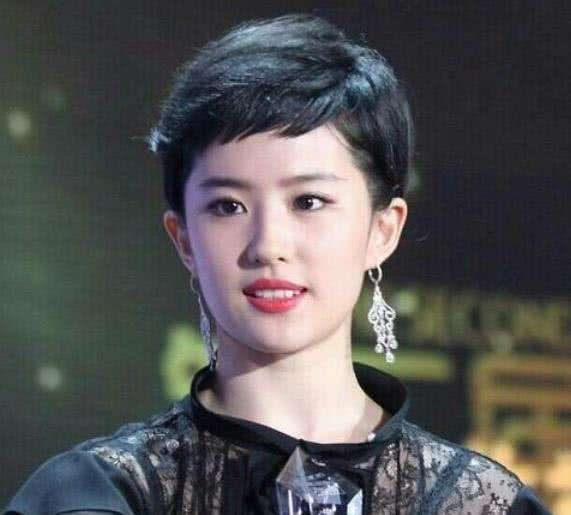 看了一眼短发刘亦菲患上单相思