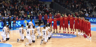 流言板因被换下场时未向观众致意王治郅怒斥付豪