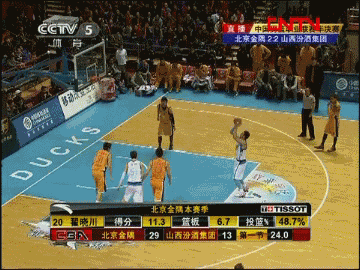 求翟小川罚球后连续三个前场篮板的gif!300卡回报!