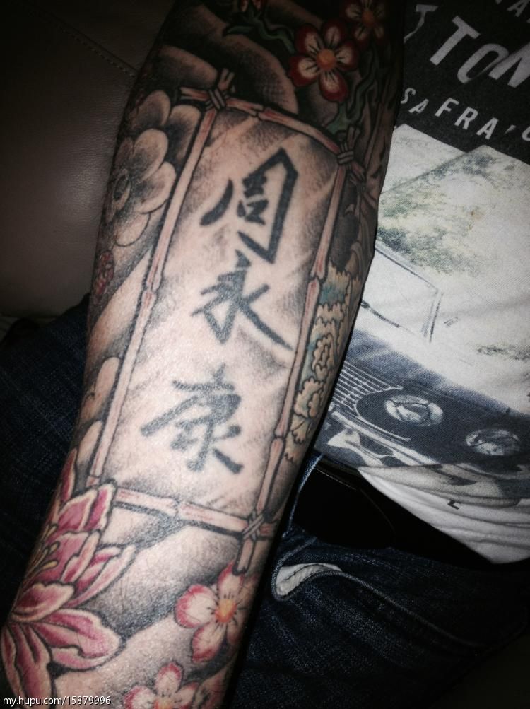 (图为,周蒂姆父亲周保罗手臂上的纹身)