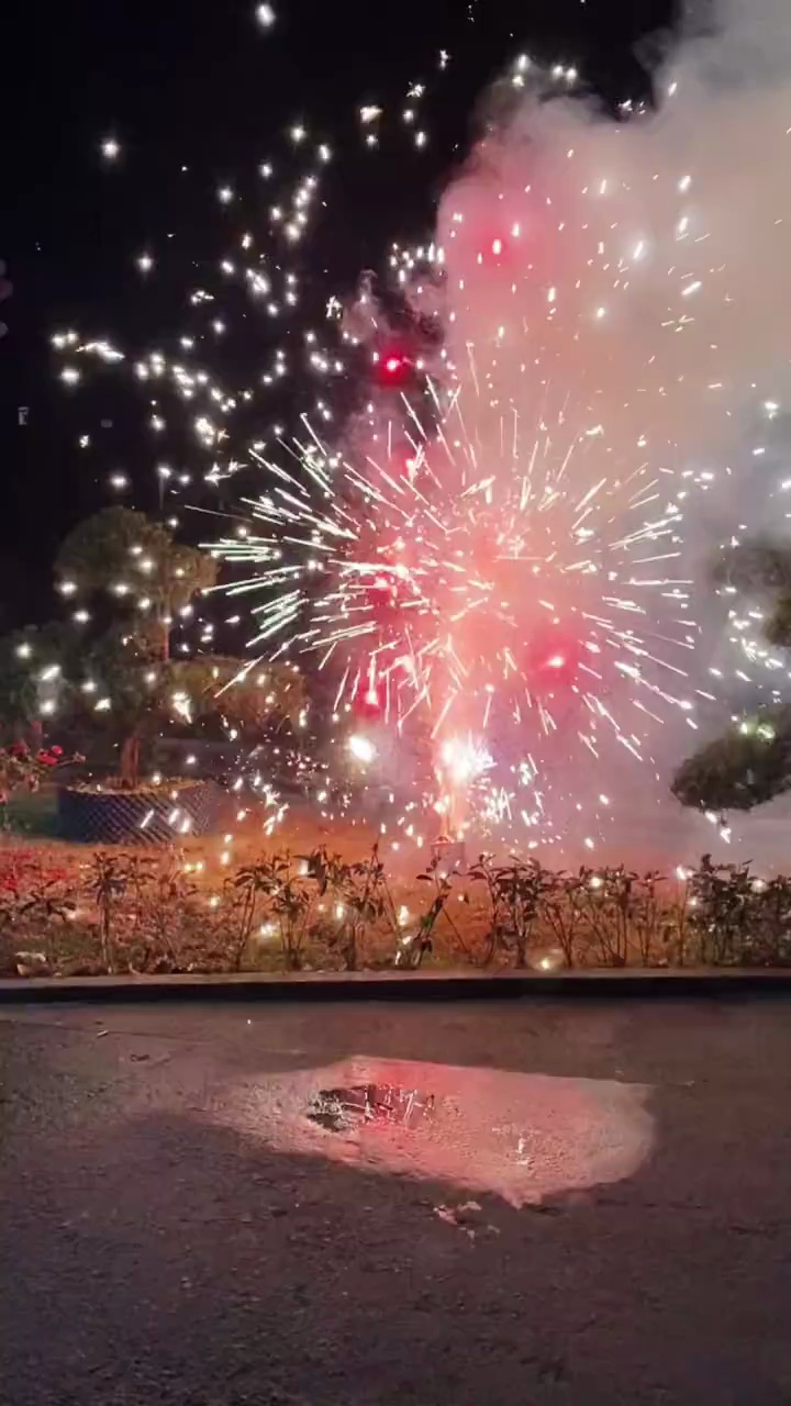 林生斌放烟火庆祝生日快乐