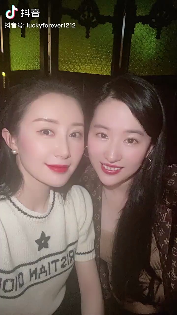 舒畅晒与刘亦菲合照