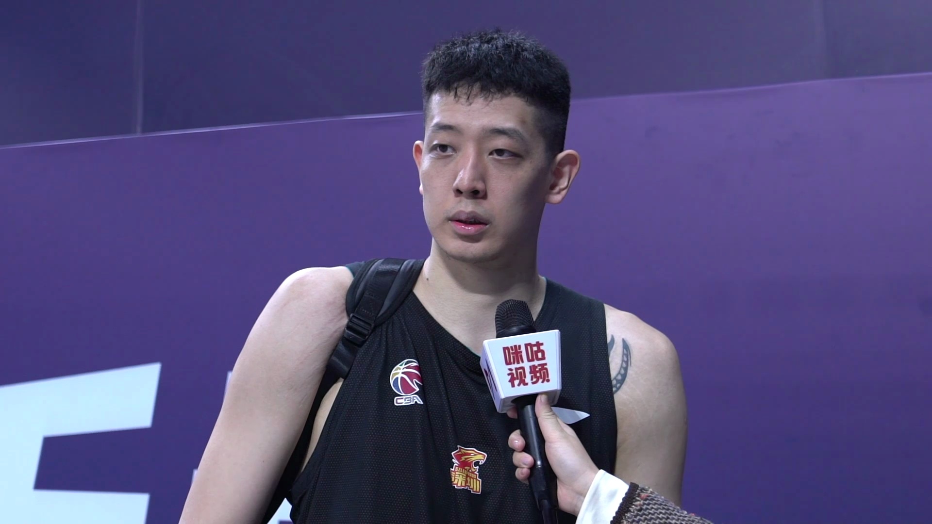 沈梓捷跟山东实力五五开与广东进行热身赛寻找比赛感觉