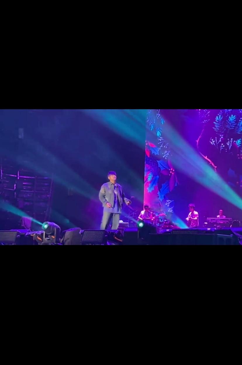 这才叫吐字清晰,歌词听的清清楚楚,建议吐字不清的歌手退圈吧.