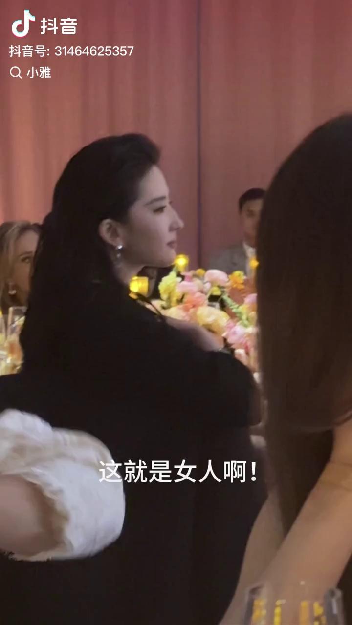 网红小姐姐宝格丽看秀现场拍的刘亦菲,果然不上镜