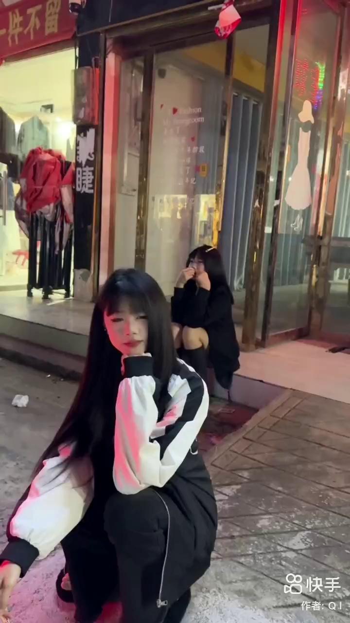 为什么女混混在学校里很吃香,到了社会上却没啥人正眼看她们?