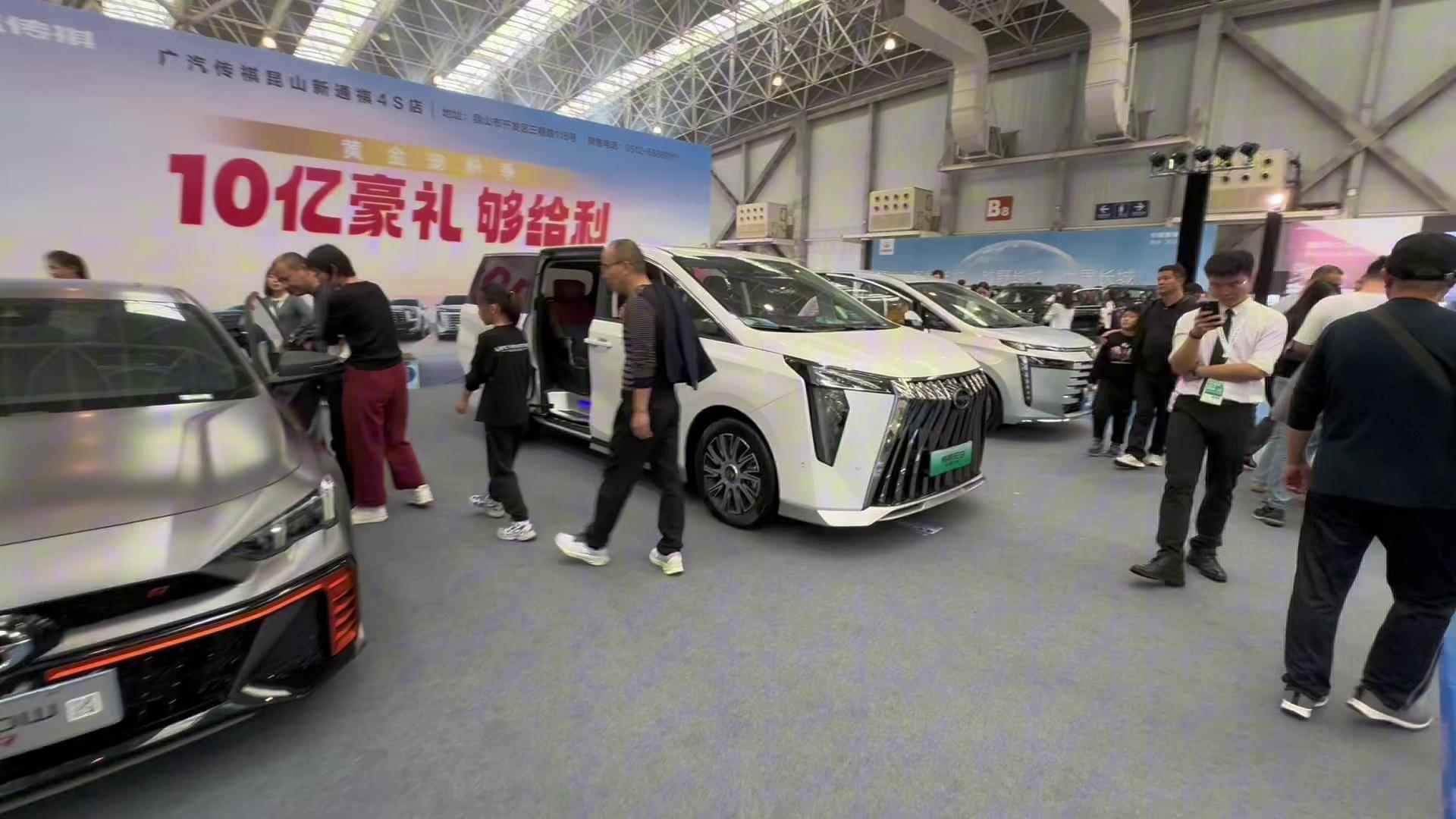 昆山国际车展,看得人比车多,全是宅男看车模妹子