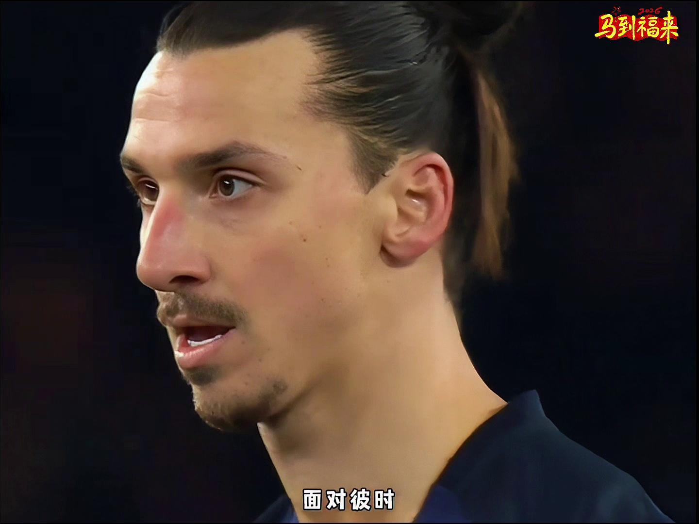 足球场上的帅气滑跪