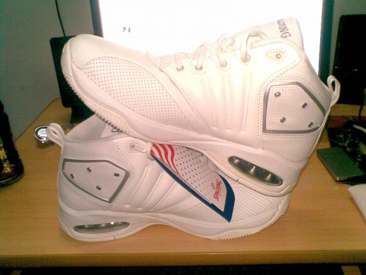 刚入手的斯伯丁纯白色篮球鞋,欢迎来踩上一脚!