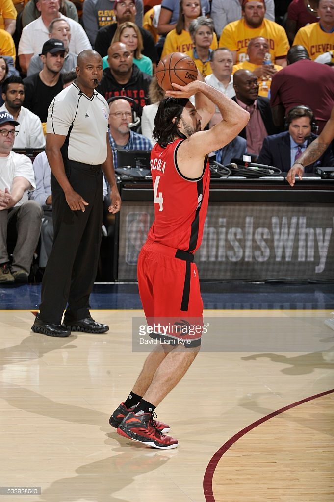 总比分0比2落后,当场比赛斯科拉上脚的是本赛季经常上脚的安踏霸道pe