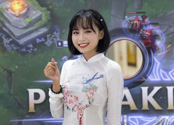 [翻译]越南赛区女主持tran nguyen minh nghi:感谢大家的喜欢,会努力