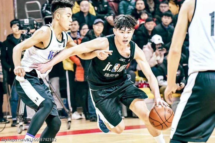 社区 校园篮球今年的绵阳一中是实力最强的一届,泽仁龙布,刘泽一