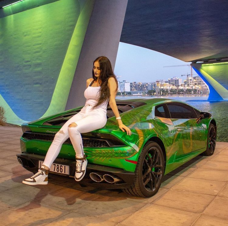 这身材才是真正的微胖吧!迪拜土豪美女lanarose的车库也太壕了