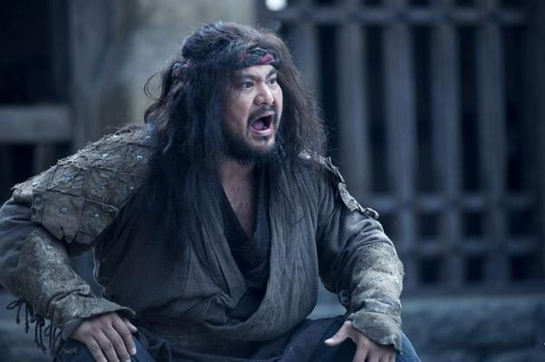 看看新三国张飞这个演员,什么叫一招鲜吃遍天!