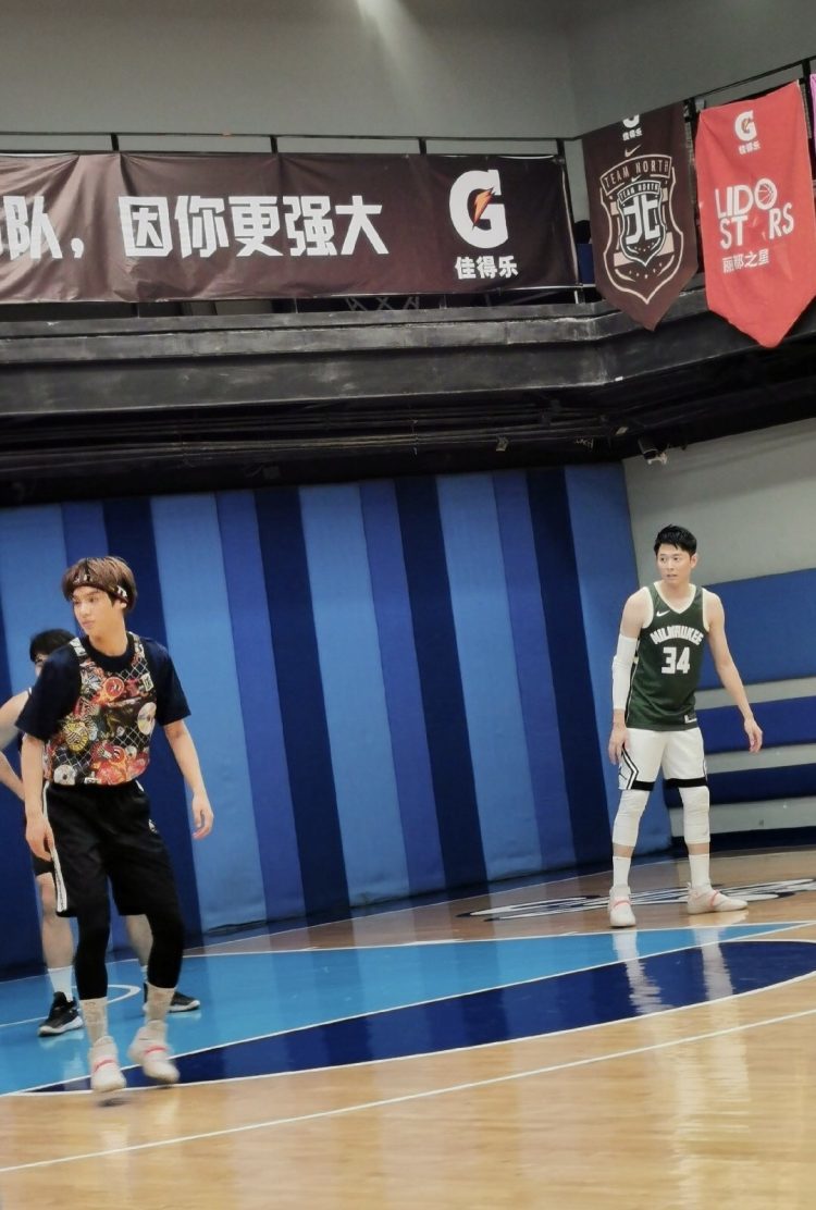 看黄明昊打篮球的样子,觉得现在他去当教练是什么水平?