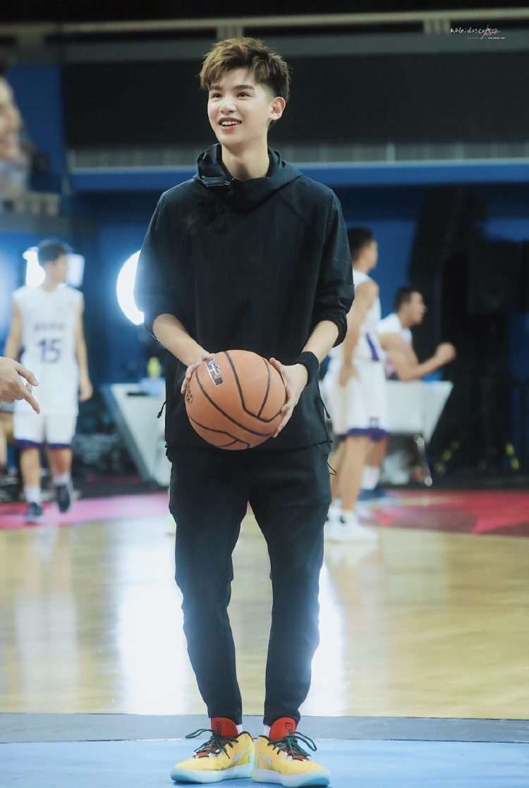 看黄明昊打篮球的样子,觉得现在他去当教练是什么水平?