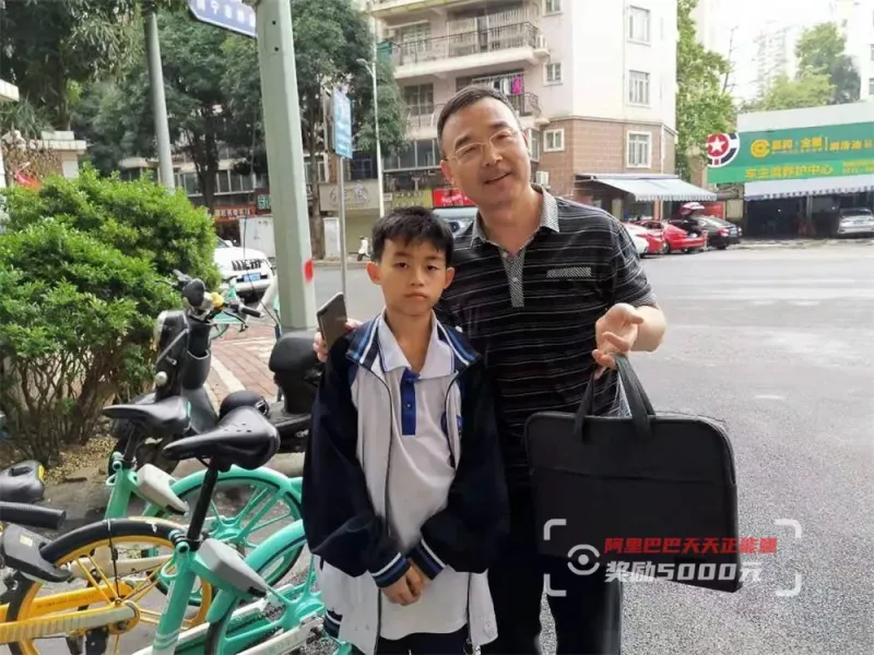 赤子之心 比金子更珍贵 初中生街头饿肚子1小时 执着等失主 步行街主干道 虎扑社区
