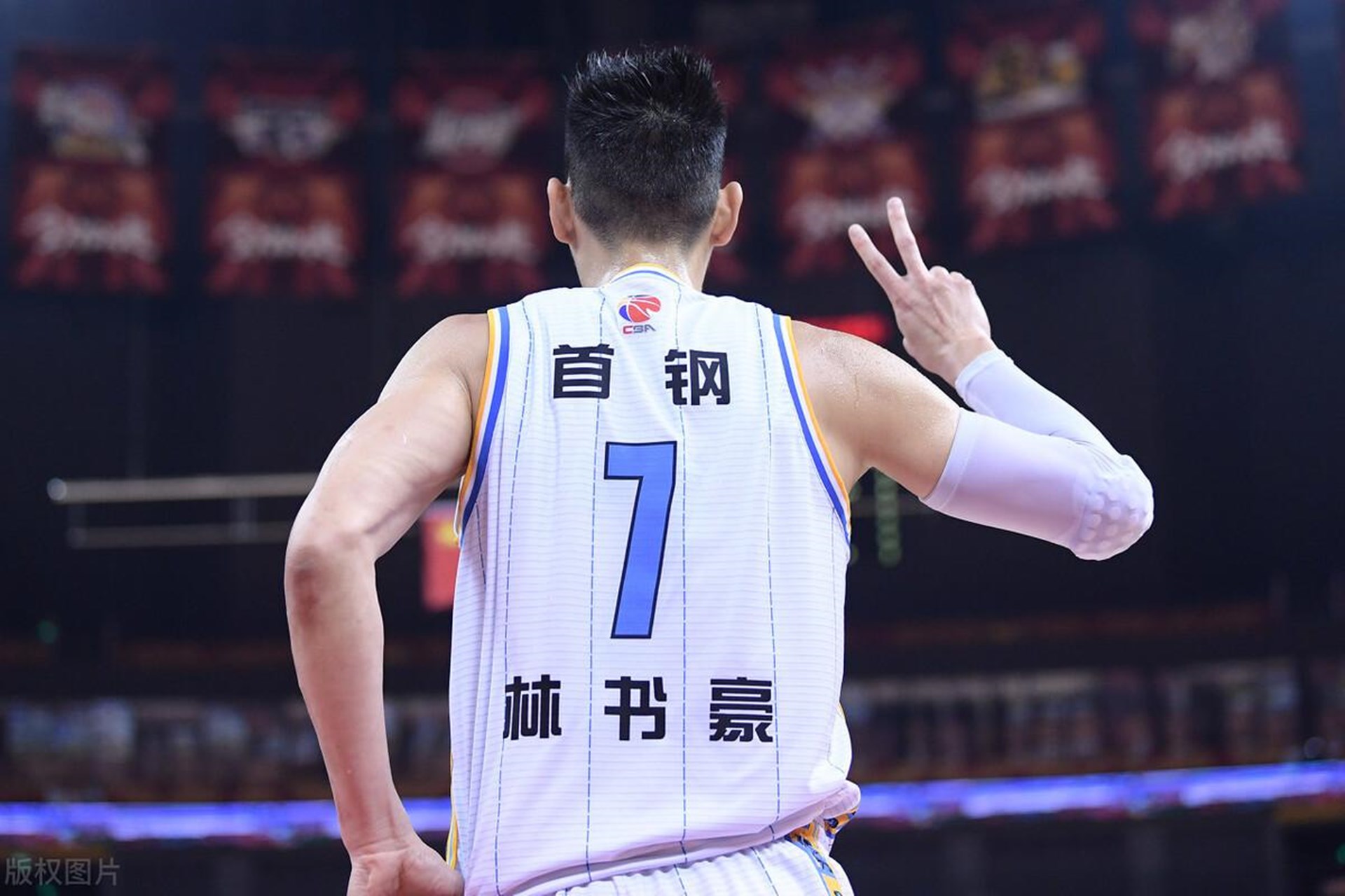 来自林书豪的祝福林书豪cba压哨球怒吼击掌集锦