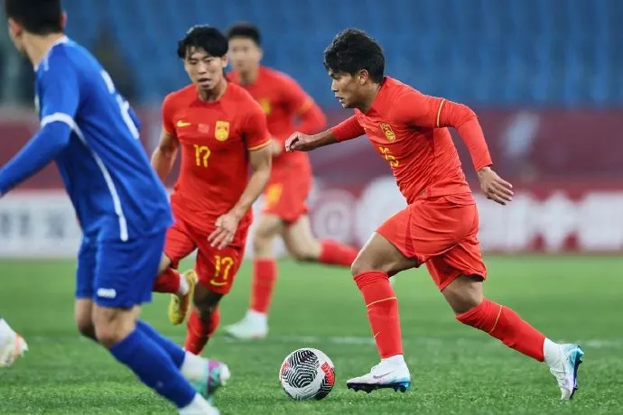 随U22男足夺冠 小将蒯纪闻火速来到海港一线队报到