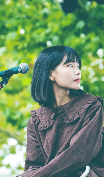 求房东的猫主唱小黑的壁纸!