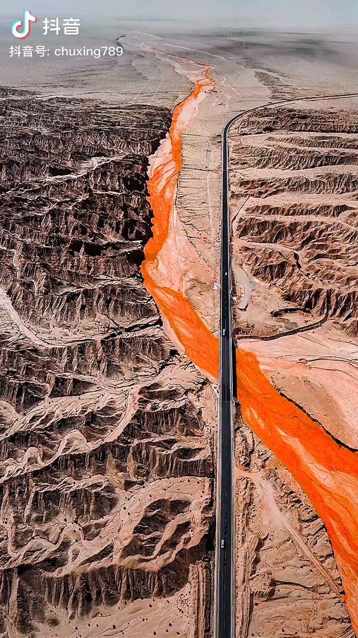 青海315国道旅行打卡点大地之血