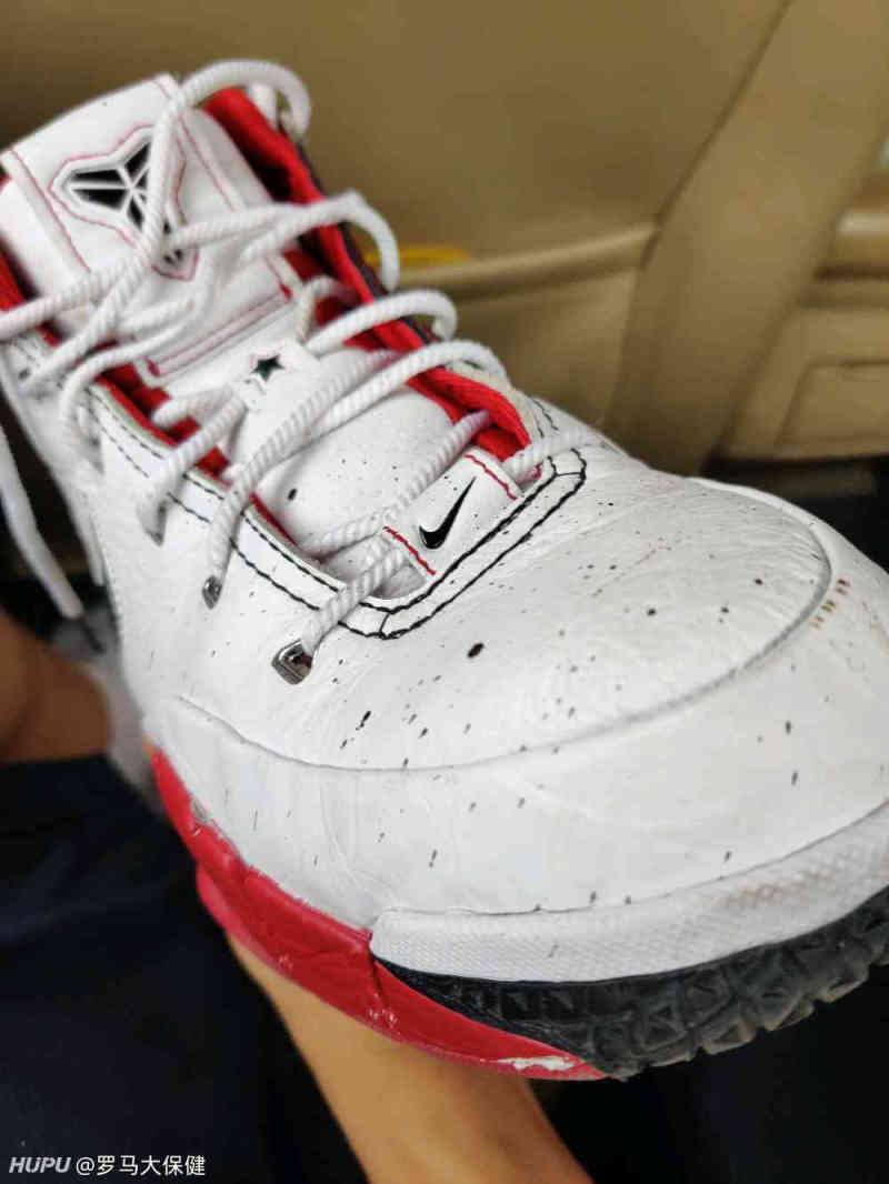 [求助]球鞋沾上不明黑色液体,怎么破!