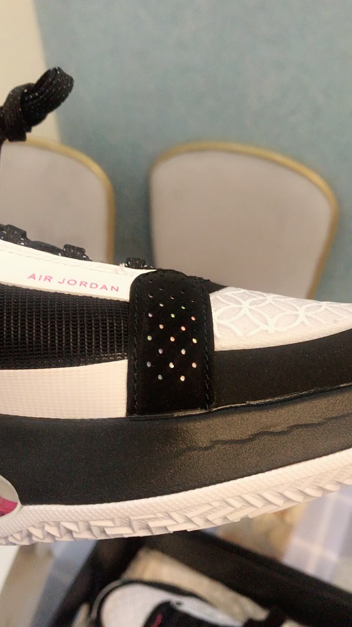 aj34刚买的新鞋子中低有折痕是正常的嘛哪位大佬来帮我看看