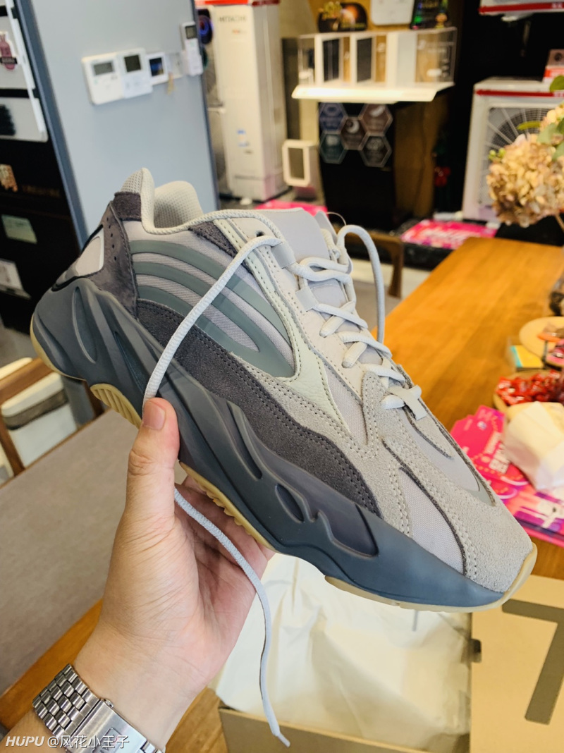 yeezy boost 700火山灰上脚
