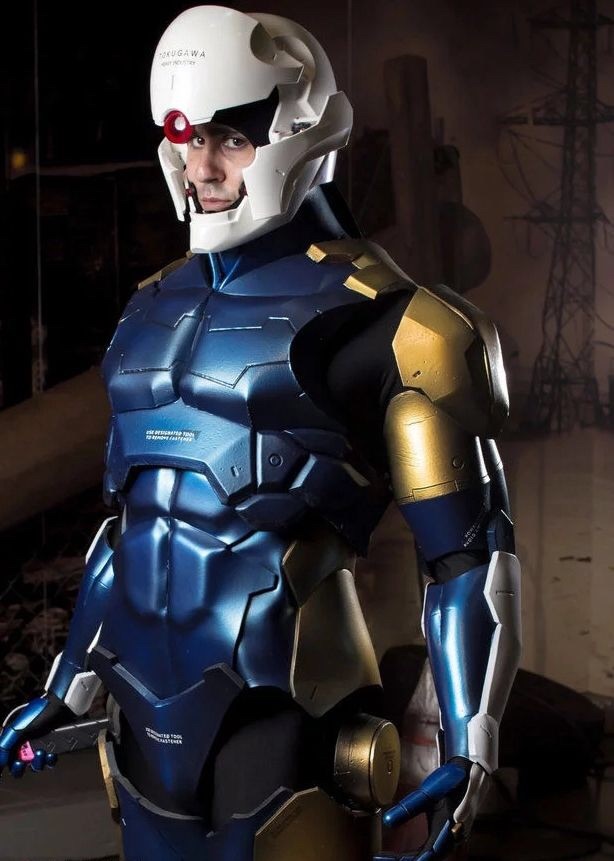 如果让你穿上这样一套全密封铁甲战衣,你能在野外徒手干掉一只成年