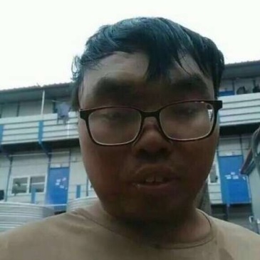 求最近很火的工地小哥喜感自拍那个图