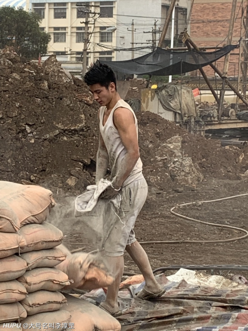 今天给工地搬水泥的小哥,颜值能否打败百分之95的jr?