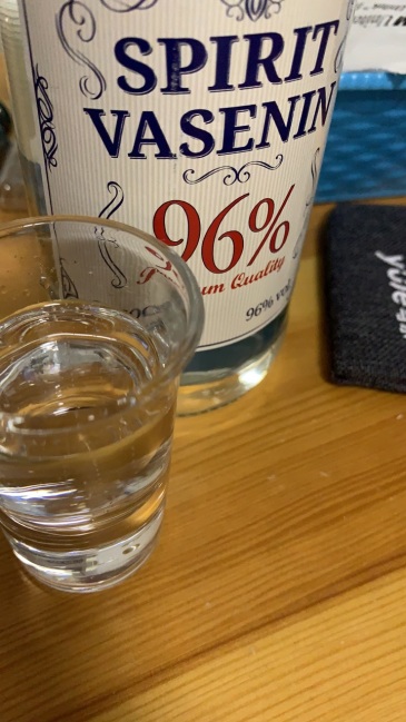 前天一个人喝的,抿一口嘴唇麻了