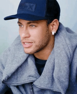 不是粉但他眼睛确实好看呀,形状好睫毛卷翘而且hazel eyes光打到就会