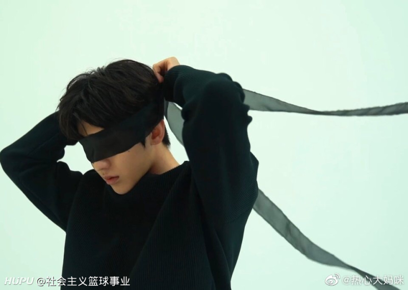 蔡徐坤《蒙着眼》 https://c.y.qq.com/base/fcgi-bin/u?