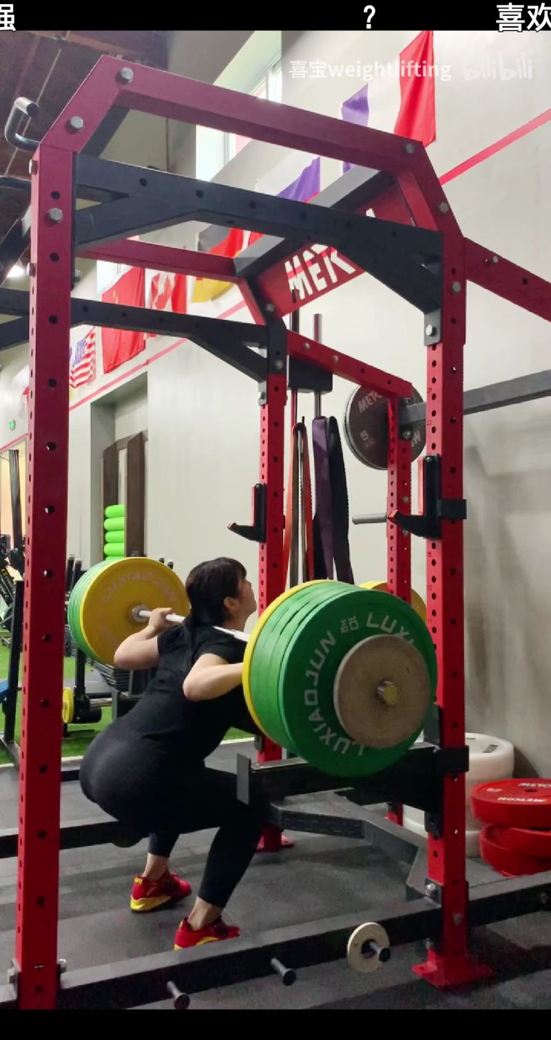 b站举重女神喜宝,无腰带自由深蹲150kg,什么水平?