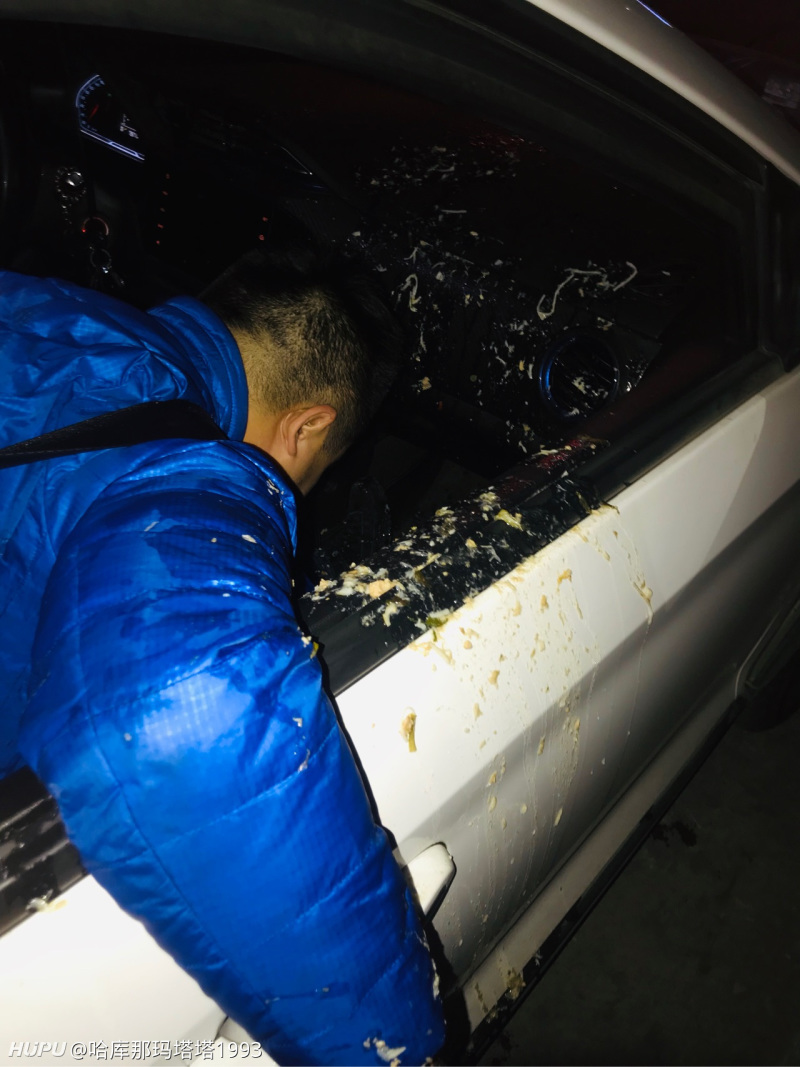 昨天滴滴,拉了个大哥吐了一车,要了500,多吗.图片慎入.