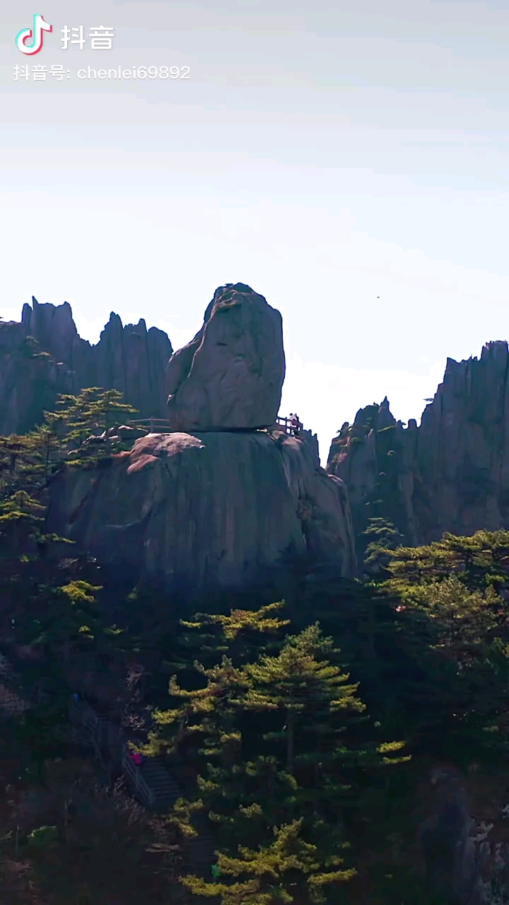 红楼梦经典开场场景重达360吨的黄山镇山之石飞来石