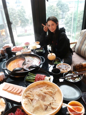 还好上次跟琪琪一起吃火锅留了个照