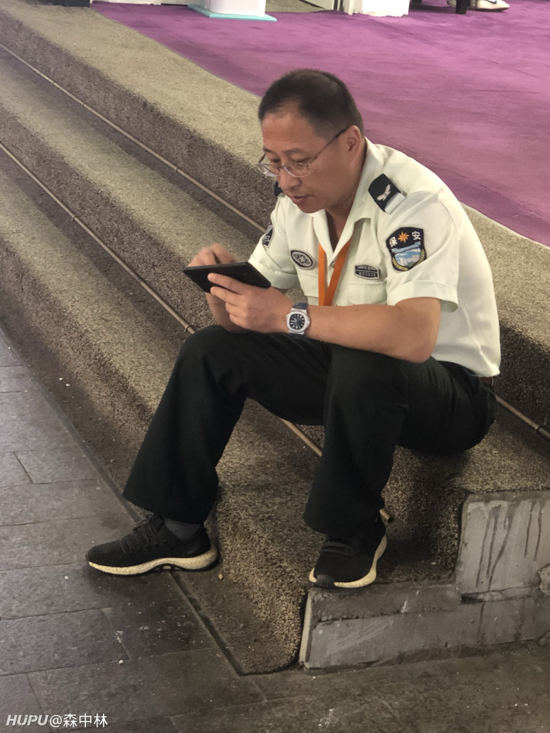 上海地铁口保安大哥这pp什么水平