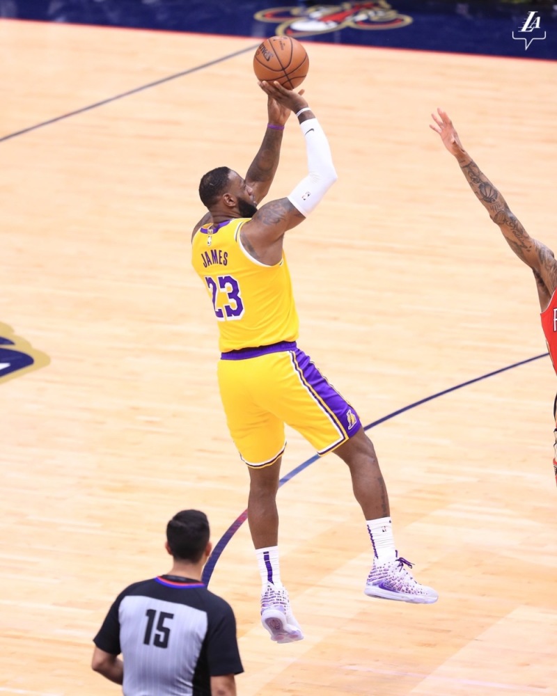 找张图就能说明投篮姿势?看过最近几场球詹姆斯姿势改了吗?