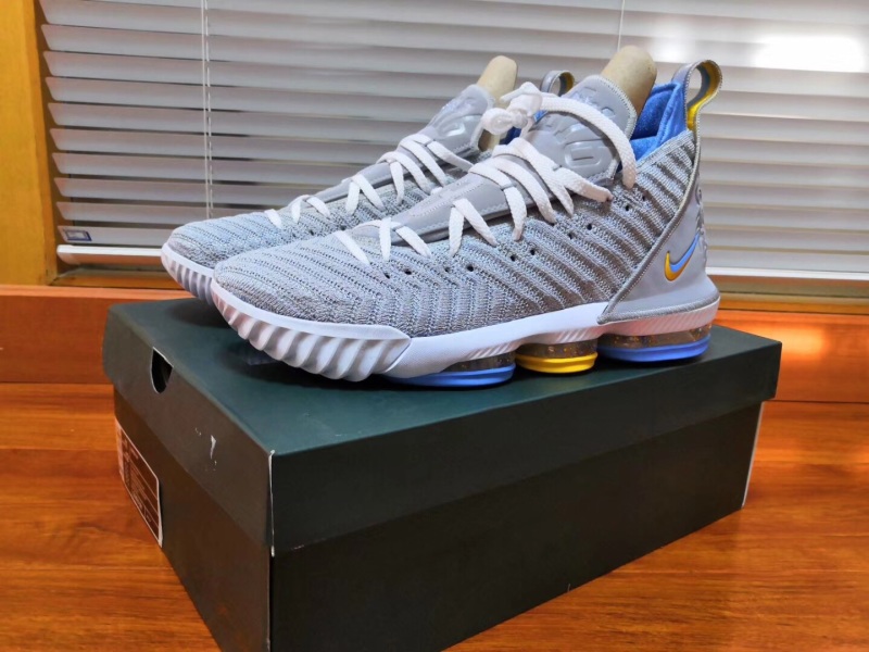 开个箱,海淘的詹16到了,感觉算是最美配色之一吧.