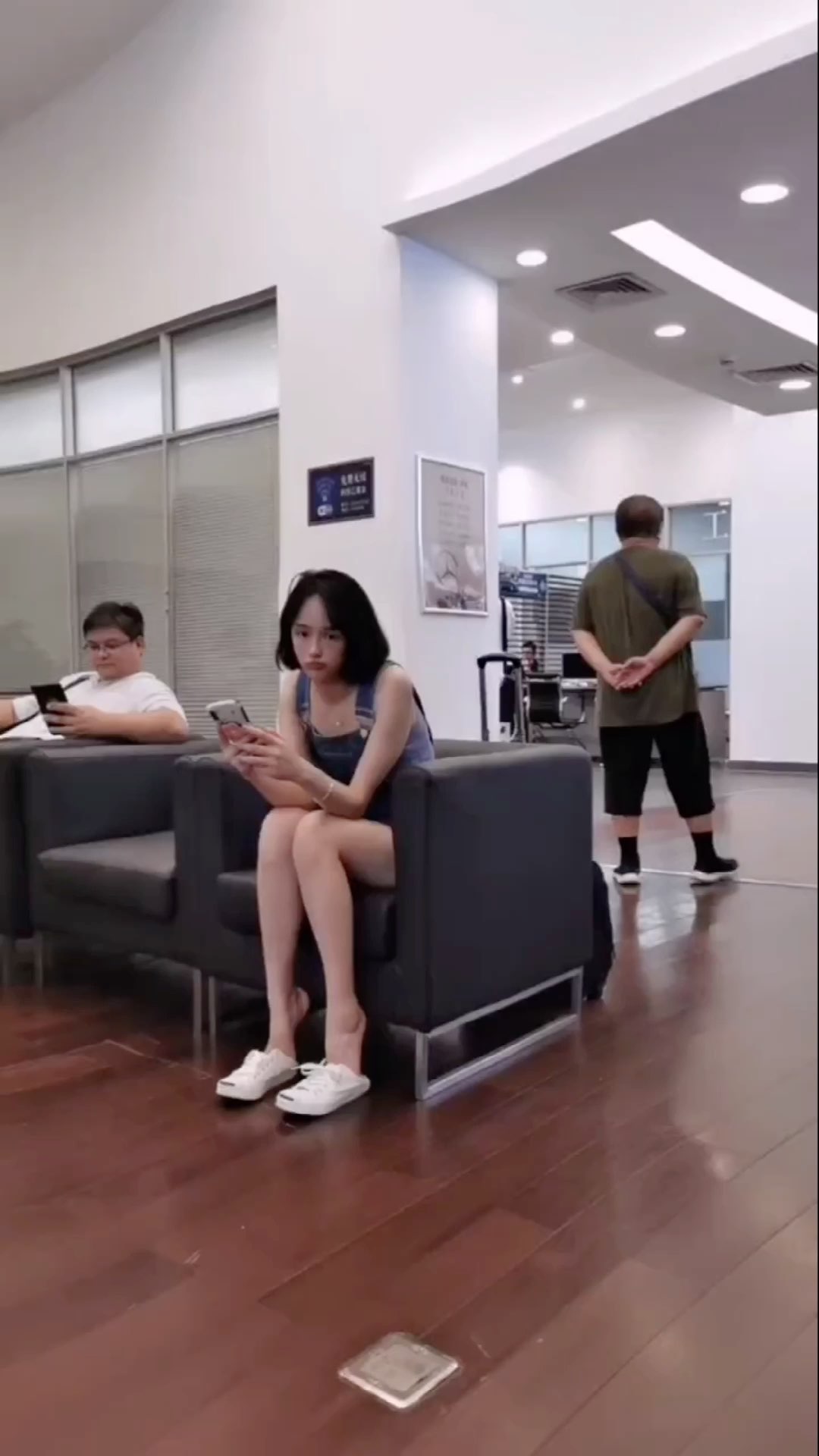 对于这种踩鞋跟的女生,jrs们是怎么看的? - 虎扑社区