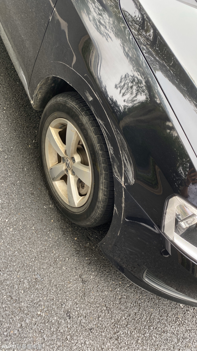 左侧车道,对方右侧行驶抢道到左车道导致我的黑车右前轮挡泥板刮蹭