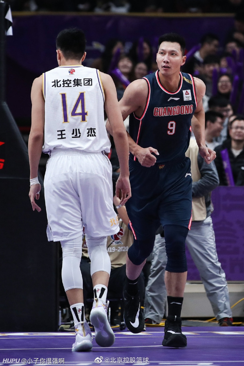 王少杰终于跟他的偶像易建联同场竞技了_虎扑